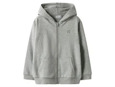 Grå meleret sweatcardigan med hætte, kængurolommer og lynlås fra Name It 13244055 grey melange